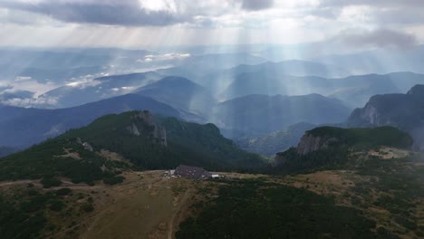 el dron retrocede a través de las nubes, revelando el chalet dochia.