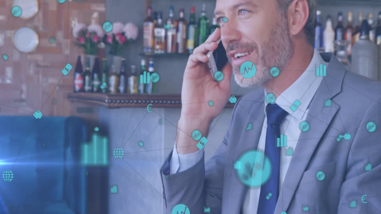 animación de nuevas obras de conexiones con iconos sobre el hombre caucásico usando un teléfono inteligente