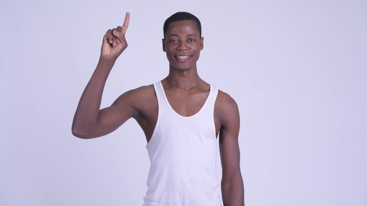 joven y guapo hombre africano