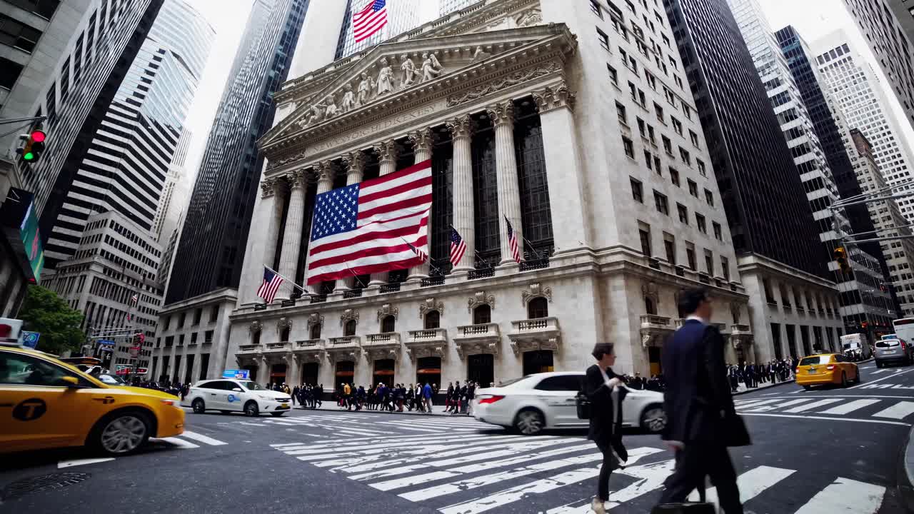 Video i vidvinkel fanger en travl bygade, ikonisk bygning med stort flag og taxaer
