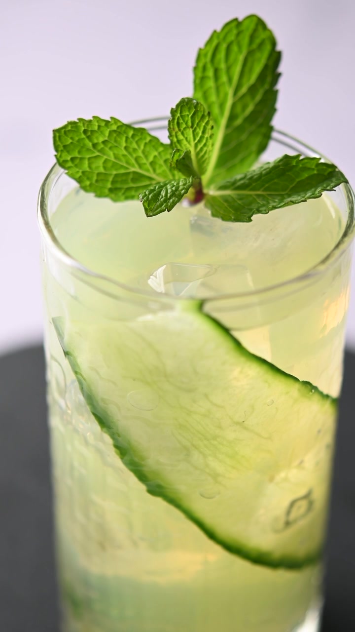 English Garden -cocktail pyörii.