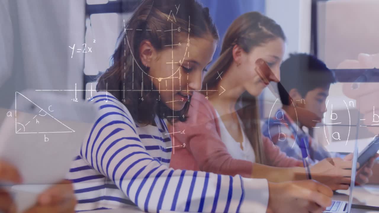animación de ecuaciones matemáticas sobre niños de escuela usando computadora portátil en el aula