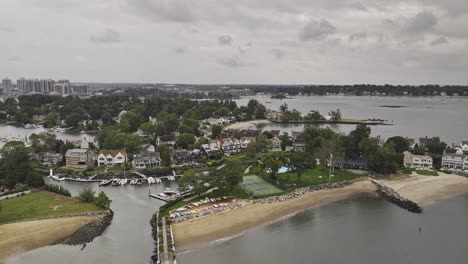 Stamford-Connecticut-Aerial-V1-Drone-Sobrevuelo-Junto-Al-Mar-Que-Captura-El-Vecindario-Residencial-Frente-Al-Mar-Delimitado-Por-El-Alcance-Interior-Y-Las-Vistas-Del-Paisaje-Urbano-Del-Extremo-Sur---Filmado-Con-Mavic-3-Pro-Cine---Octubre-De-2023