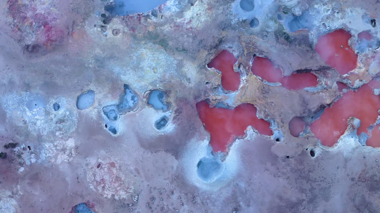 공중 새의 눈:아이슬란드의 화산 분화구 풍경에 있는 아이슬란드의 붉은 색 끓는 진흙 웅덩이 - 자연 유황 증기가 공중으로 떠오르는 경이로운 공중