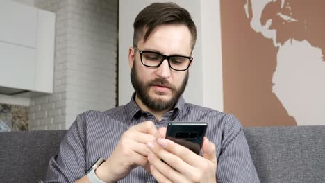 hombre pagando en línea con tarjeta bancaria en su teléfono inteligente