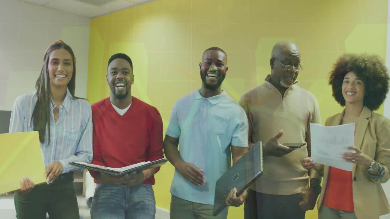 animación de gráficos sobre felices compañeros de trabajo femeninos y masculinos diversos en la oficina