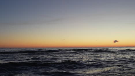 Majestuosa-Puesta-De-Sol-Naranja-Sobre-El-Horizonte-Oceánico-Ondulado,-Vista-Estática