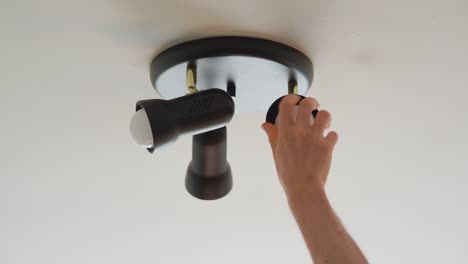 hombre cambiando una bombilla led