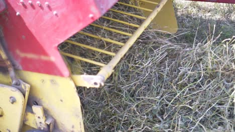 maquinaria agrícola cosechando heno de cerca en cámara lenta