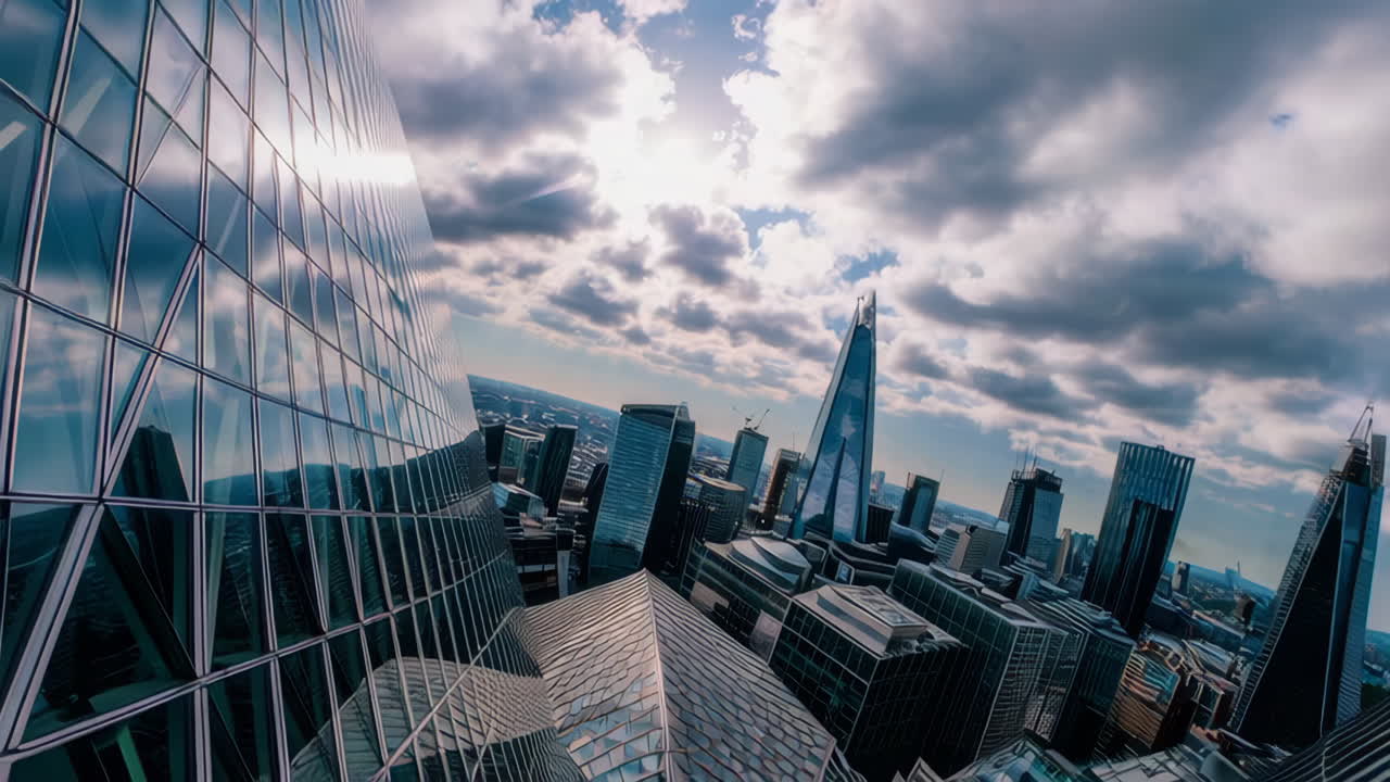 Vista fisheye dinamica di moderni grattacieli di Londra e The Shard