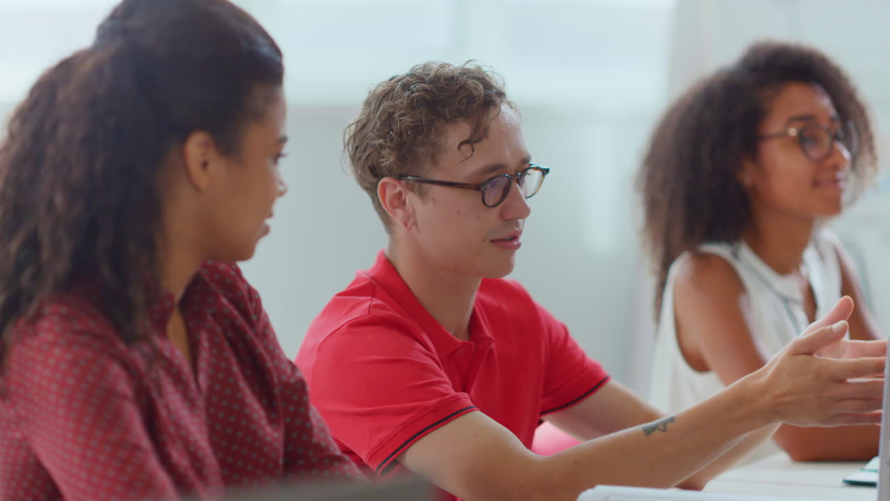 hombre de negocios señalando a la pantalla del portátil. personas creativas que se reúnen en la oficina moderna