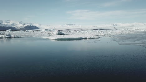 Toma-De-Drones-De-La-Hermosa-Laguna-Glacial-En-Islandia-Con-Cielo-Azul