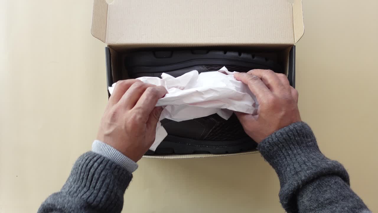 남자 신발 에 새 갈색 가죽 슬립 을 박스 밖 으로 내리는 것