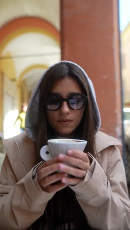 mujer joven bebiendo café al aire libre