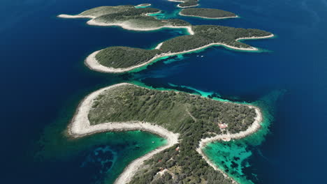 imágenes aéreas sobrevolando las islas paklinski frente a la costa de croacia