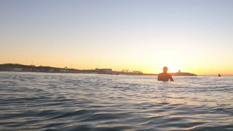 Surfista-De-Vista-Amplia-E-Increíble-Esperando-Pacientemente-Las-Olas-Del-Mar-De-Agua