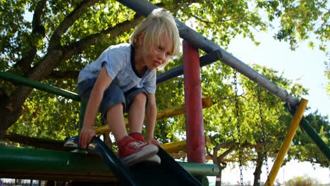 Vater-Und-Sohn-Spielen-Auf-Dem-Spielplatz-4k