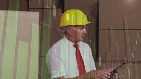 animación de múltiples gráficos sobre gerente caucásico con casco usando tableta digital en el almacén