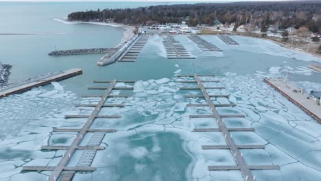 Port-Elgin-Marina-Mit-Eiskaltem-Wasser-Und-Angedockten-Booten-Im-Winter,-Luftaufnahme