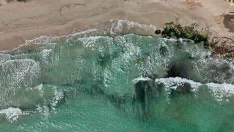 Vista-De-Arriba-Hacia-Abajo-De-Las-Olas-Golpeando-La-Playa-En-Cámara-Lenta