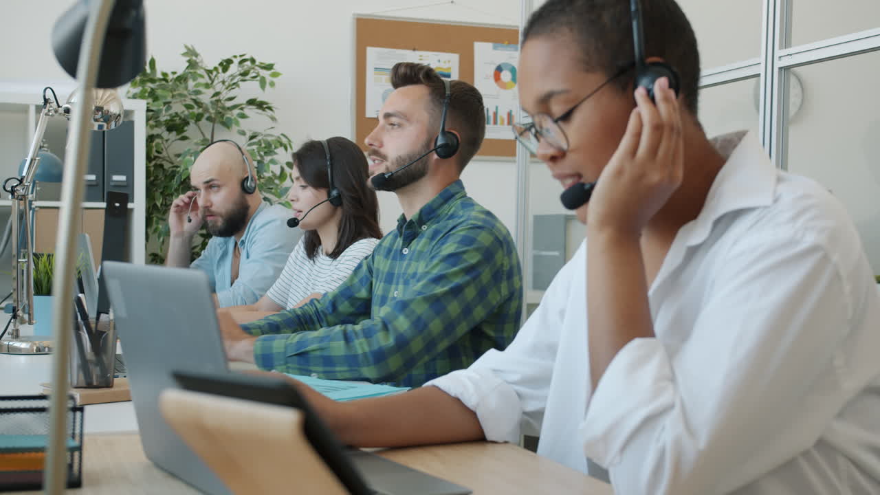 el equipo del centro de llamadas trabaja.