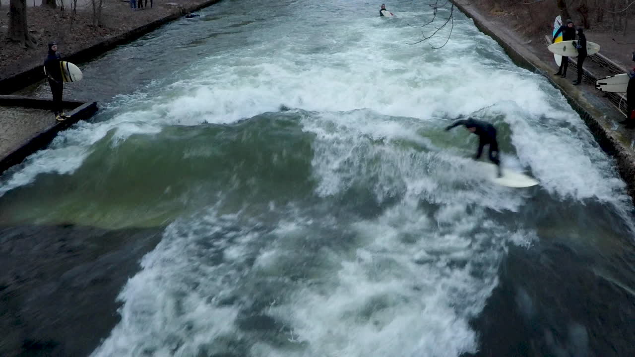 독일 뮌헨 한가운데에서 강 서핑