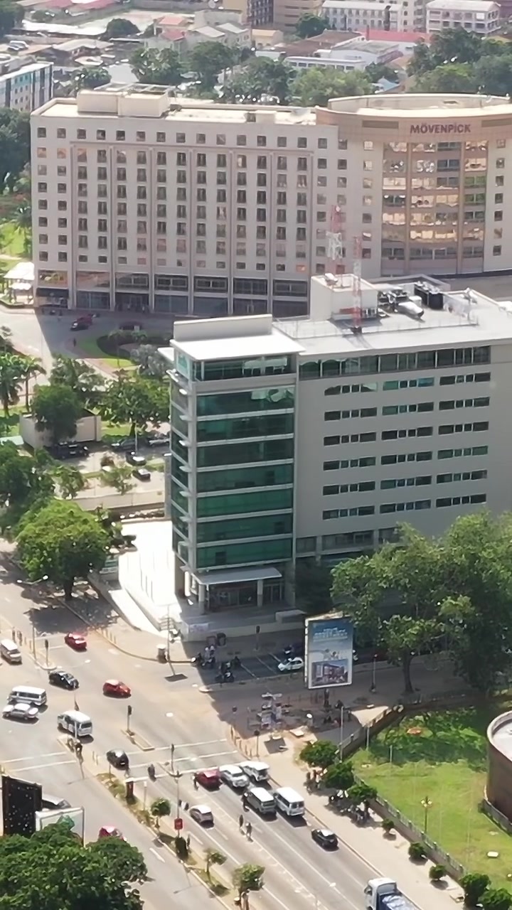 Grandi edifici e strade trafficate ad Accra, in Ghana, durante il giorno