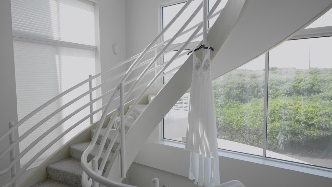 un elegante vestido de novia cuelga con luz natural