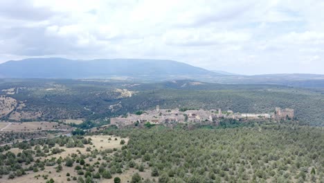 Ciudad-Medieval-De-Pedraza-En-Segovia,-España-Escondida-En-Las-Montañas-Con-Un-Pequeño-Pueblo-Aún-En-Pie-Para-Que-Los-Turistas-Visiten