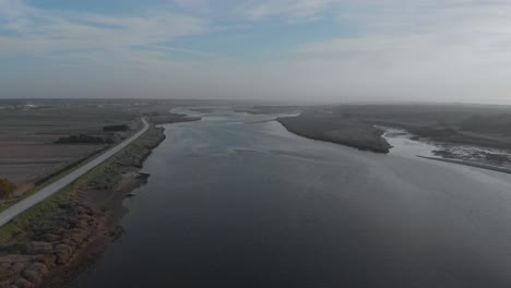 海洋和農田旁邊美麗的河流的空中景色