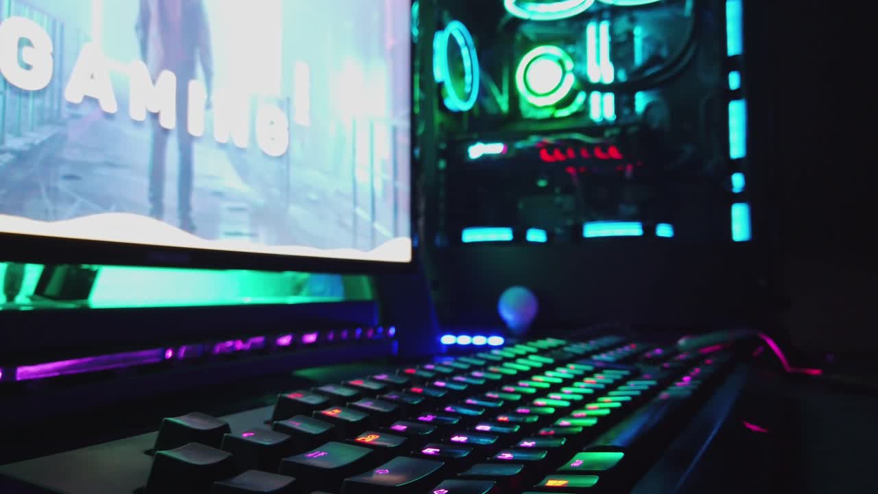 현대 게임 pc 의 책상 에 rgb 조명 이 게이머 의 어두운 방 에서 빛나고 있다