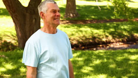 Retired-man-lifting-weights-outside