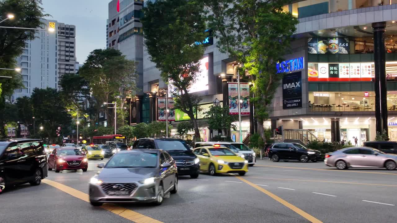 교통과 건물과 함께 도시 거리 장면