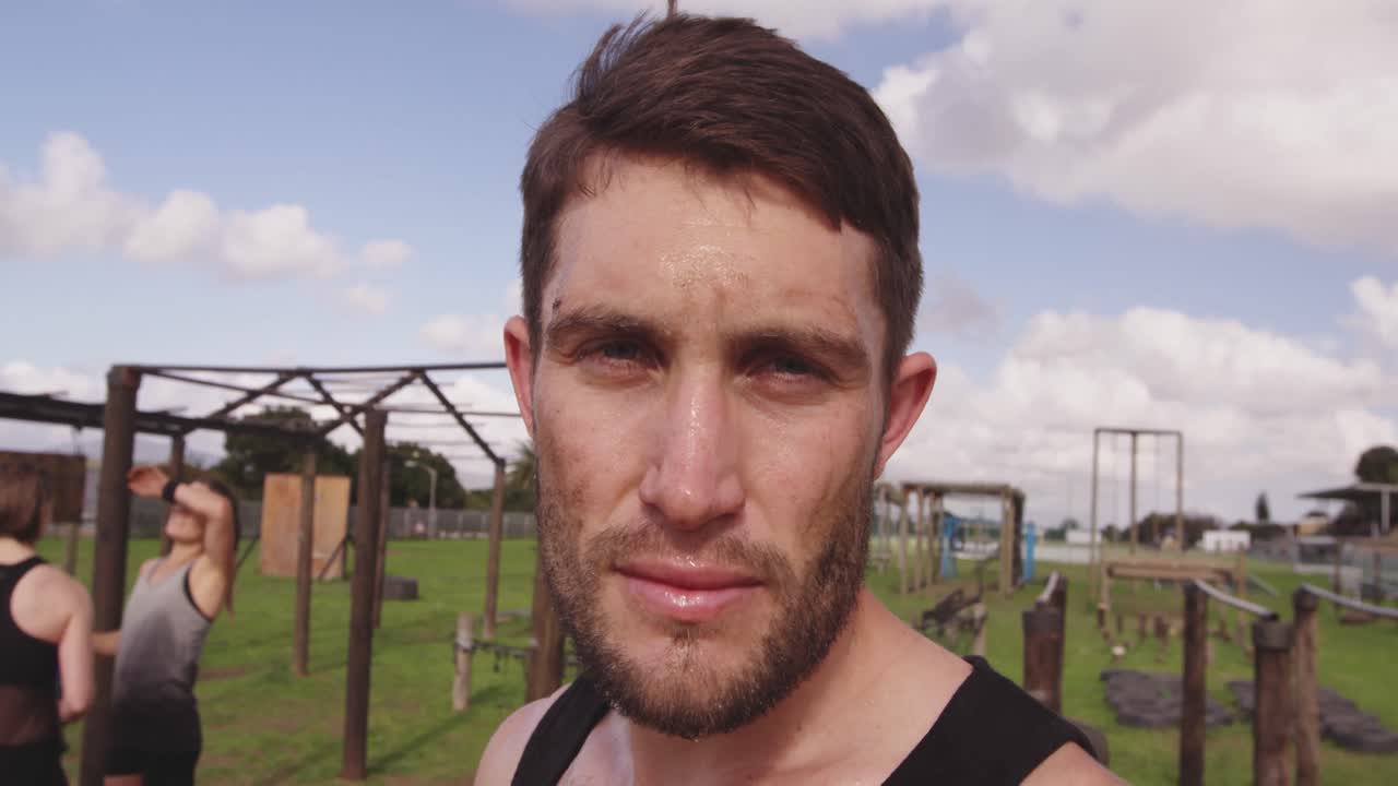Giovani adulti che si allenano a un bootcamp fitness all'aperto