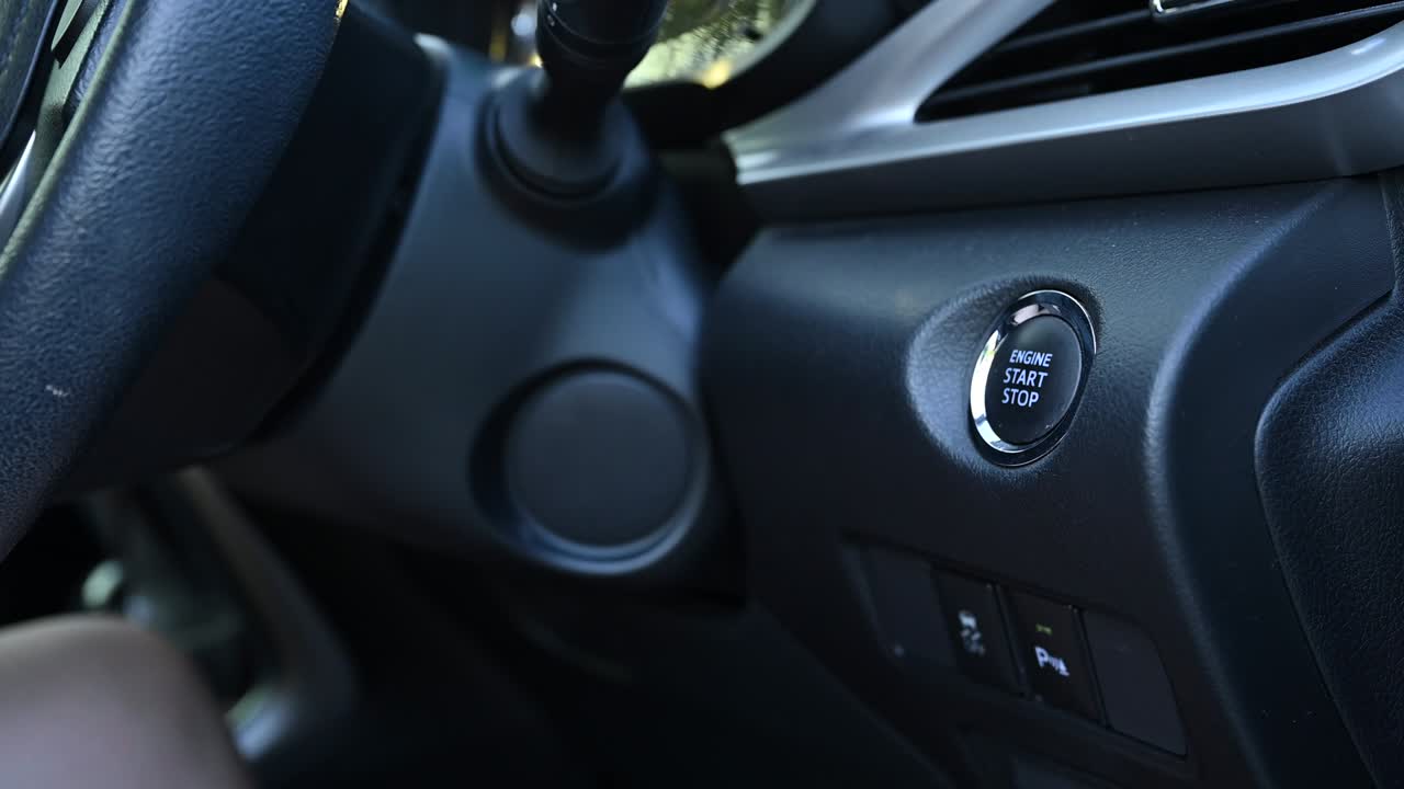 presiona el botón de arranque, arranca el motor