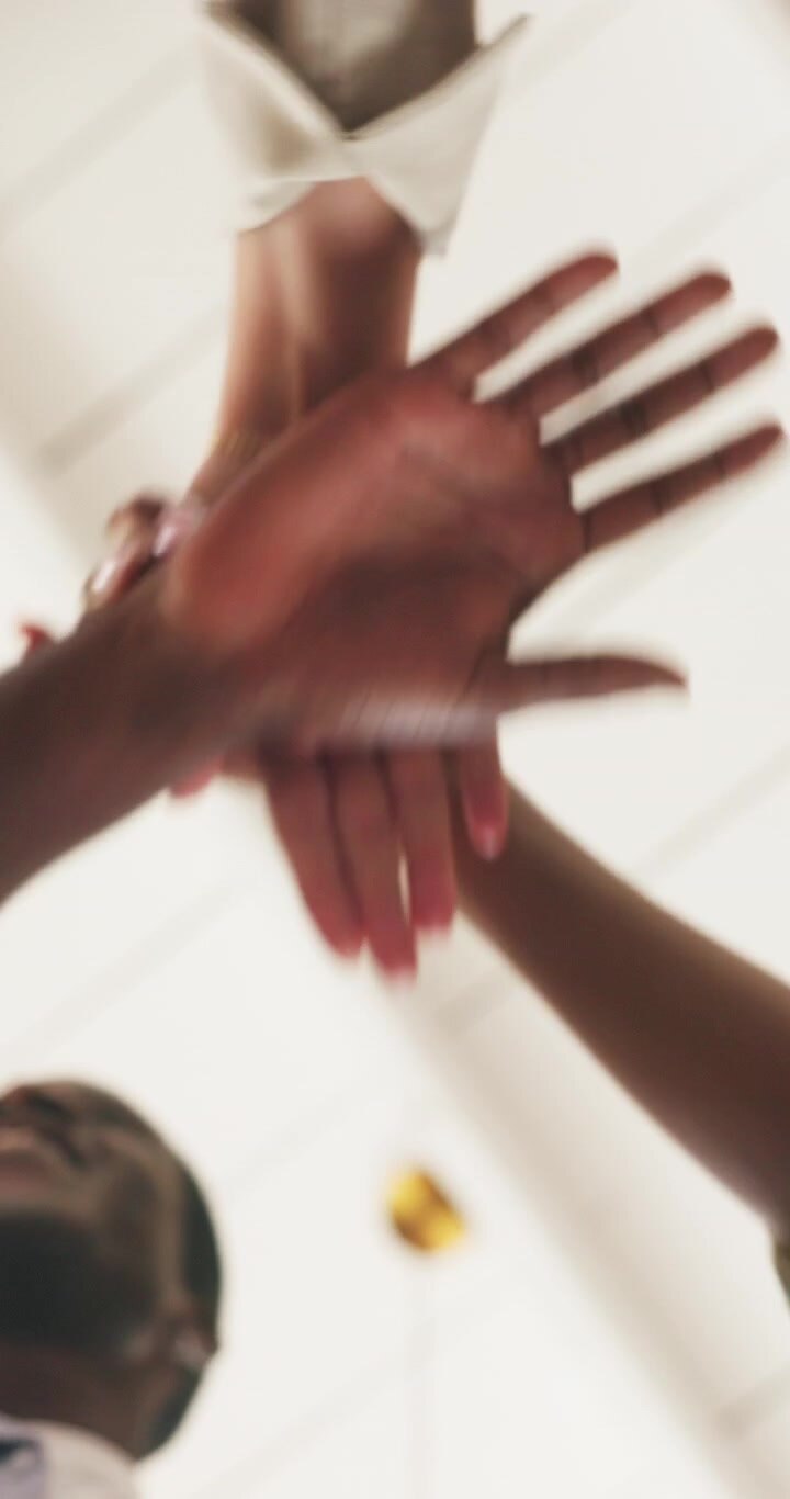 Diversi gruppi di persone che si stringono le mani in unità