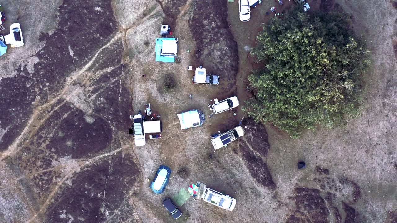 imágenes de drones de un campamento con campistas en madhya pradesh, india