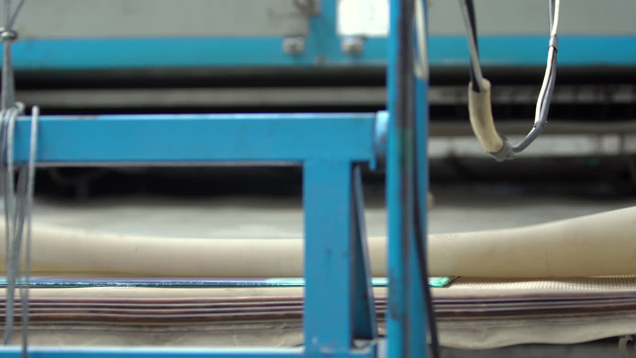 유리판을 용광로에서 가열 건조시킨 후 보호고무를 펼침