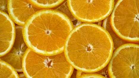 girar frutas de naranjas cítricas frescas. bucle sin costuras girando naranjas en rodajas