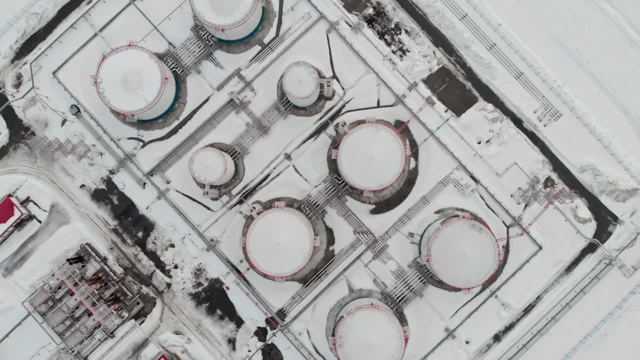 드론은 겨울 풍경에서 석유 크를 날아갑니다. 북유럽 국가의 석유 및 가스 산업. 겨울에 연료 위기. 캐나다 또는 러시아의 석유와 가스 생산.
