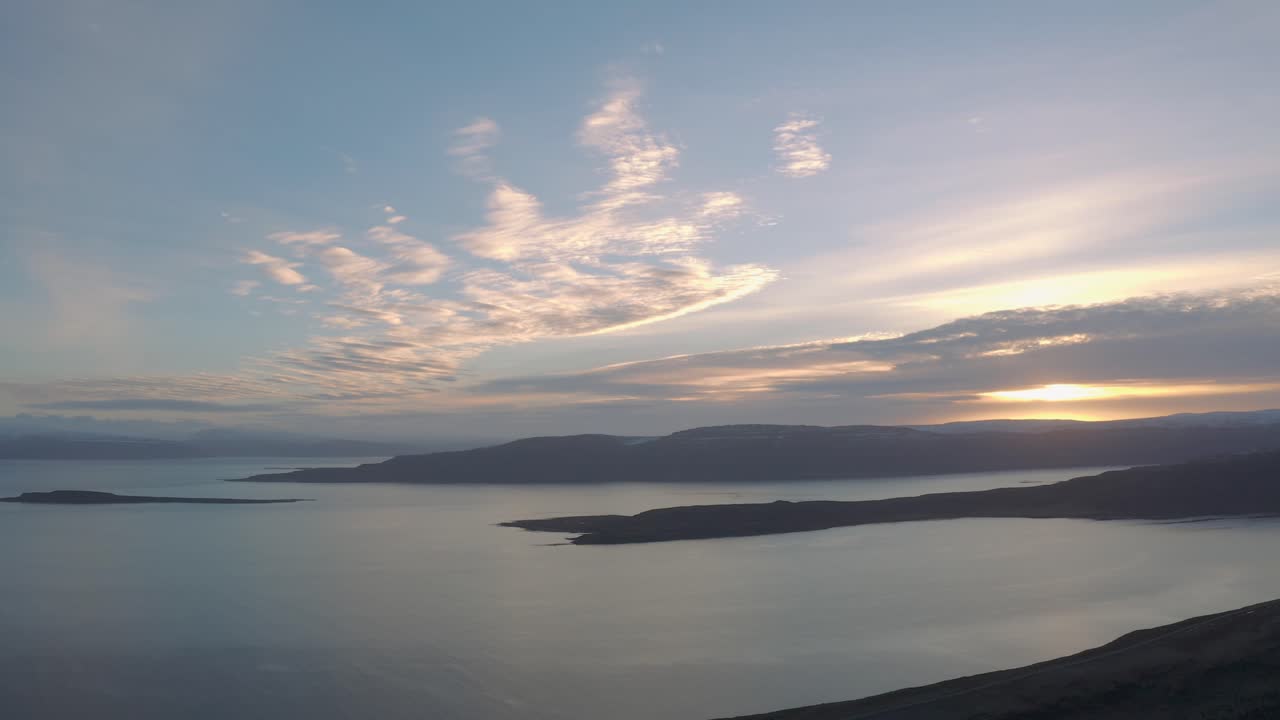 tour de reyykjavik a los fiordos del oeste de islandia - vista panorámica de las islas pacíficas rodeadas de agua en los fiordos del oeste al atardecer - tiro aéreo con drones
