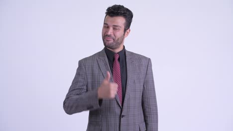 feliz guapo hombre de negocios persa barbudo en traje