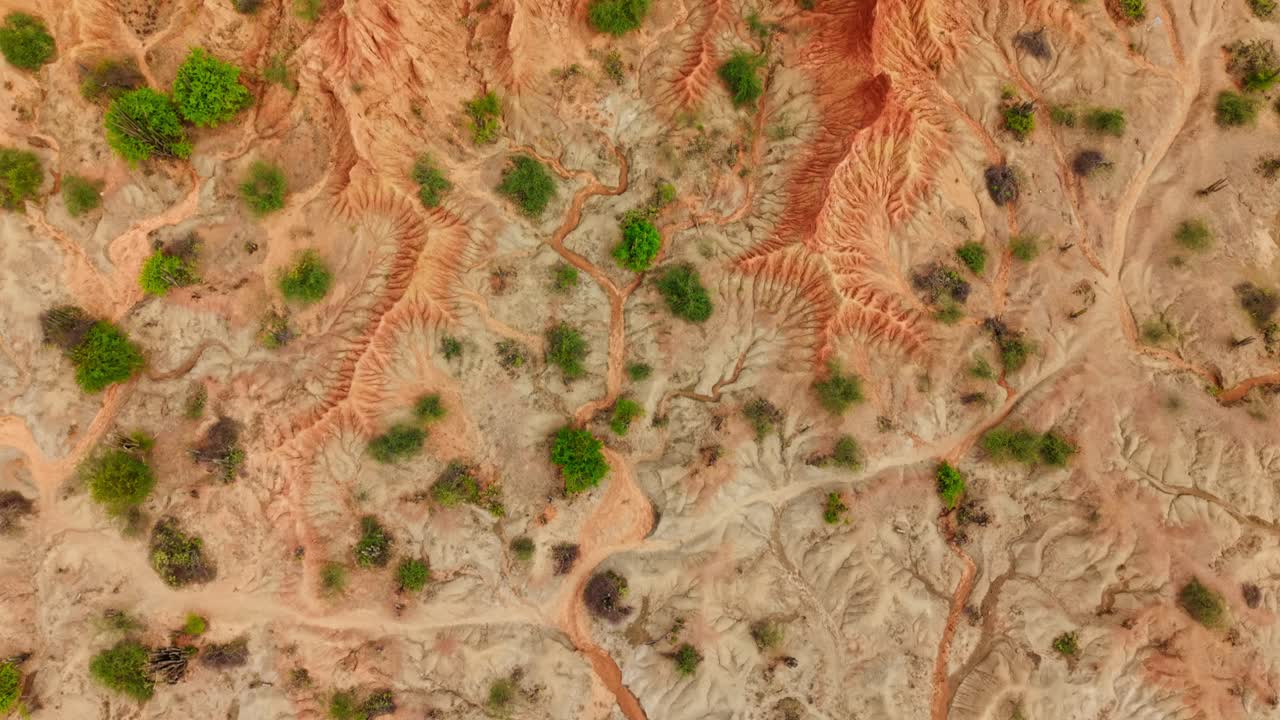 Vista aerea dall'alto del paesaggio arido ed eroso del deserto di Tatacoa a Huila, Colombia.