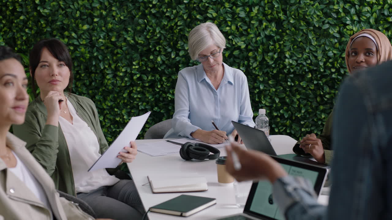 diversos empresarios se reúnen para una lluvia de ideas. mujer líder discutiendo ideas para la presentación de finanzas del proyecto. equipo profesional colaborando juntos en la sala de juntas de la oficina.
