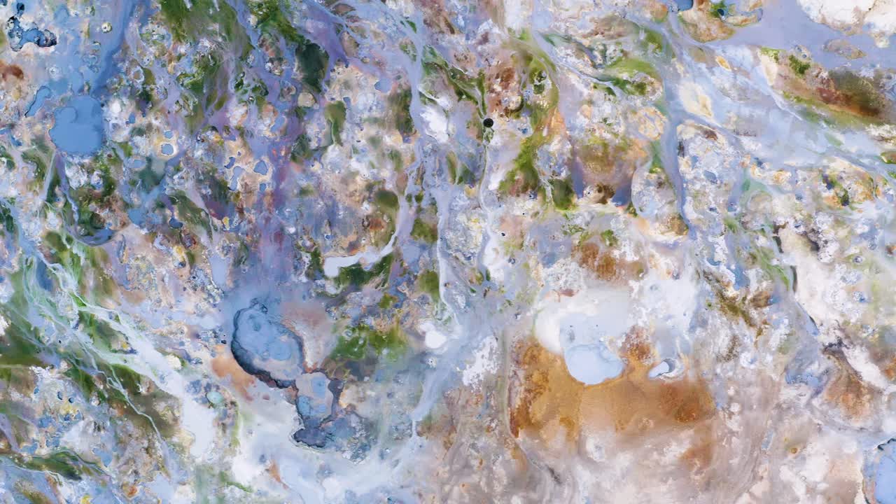 아이슬란드 미바튼 호수 근처 흐베리르 지열 지대에 있는 연기가 자욱한 땅과 끓는 진흙 냄비의 하향식 전망