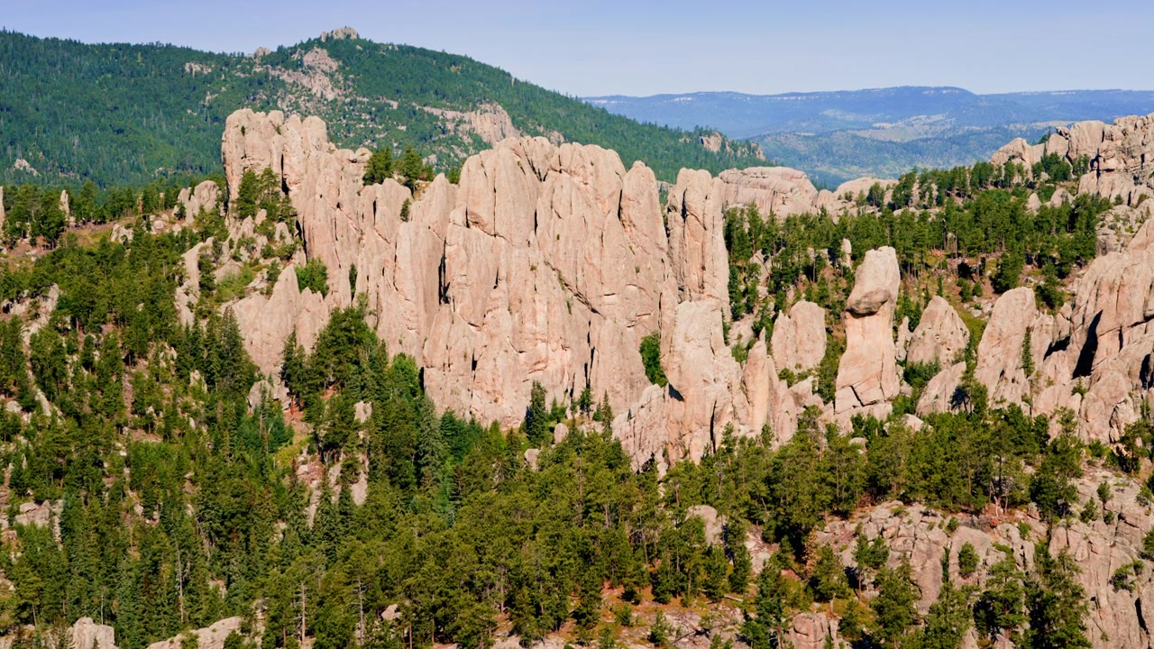 Tomada aérea cinematográfica revelando as incríveis formações geológicas da região de Black Hills