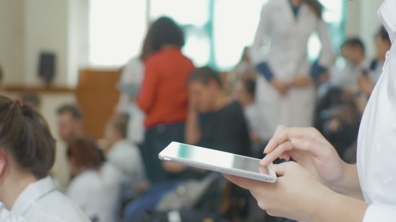 의학 학생의 손에 있는 태블릿