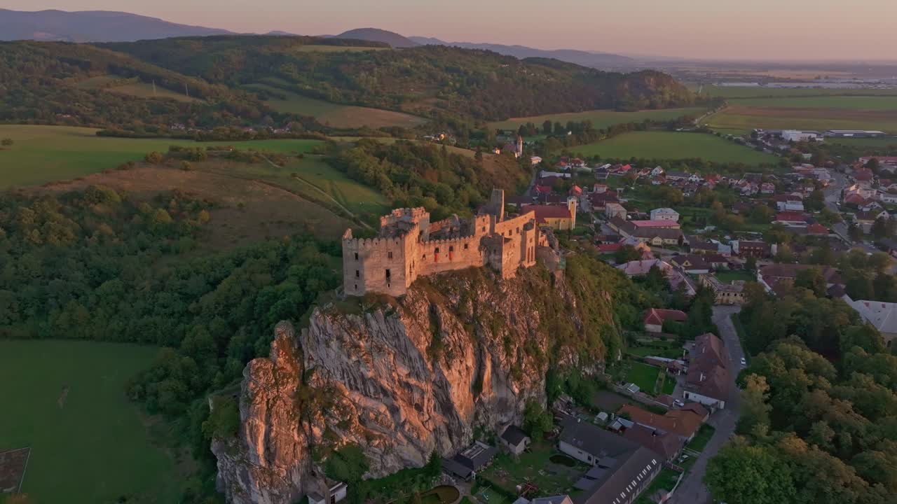Riprese drone del Castello di Beckov immerso nelle calde tonalità serali