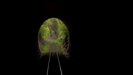 El-Ferrocarril-De-Vía-Estrecha-Ródope-En-La-Línea-Septemvri-Dobrinishte-Pasa-A-Través-De-Un-Túnel