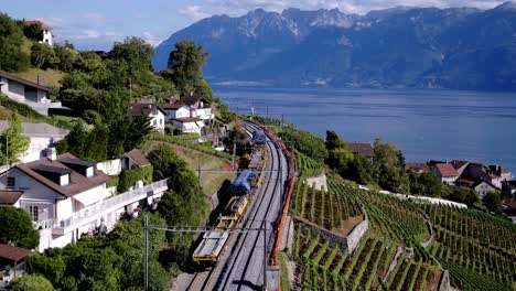 vista aérea siguiendo las vías del tren en reparación